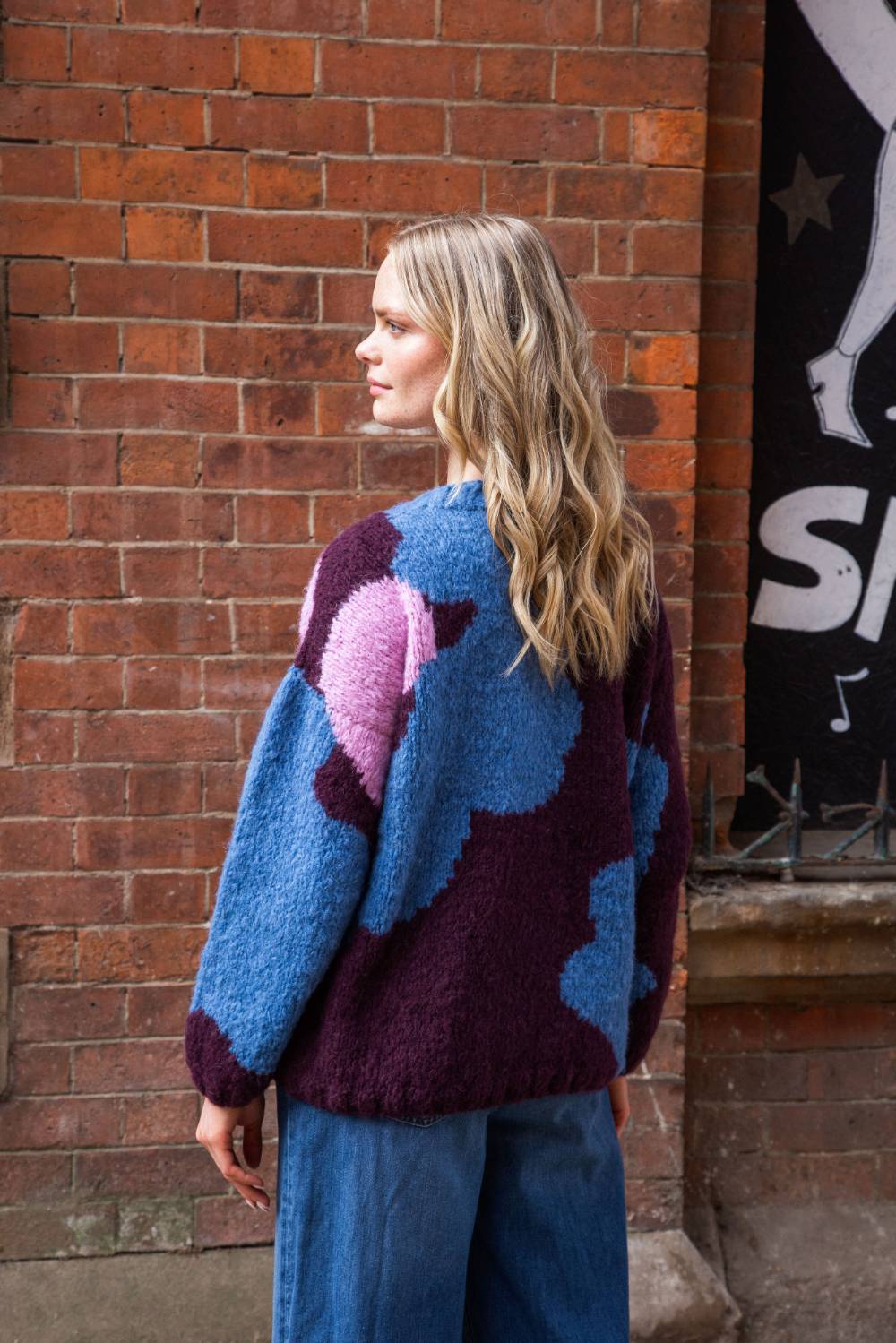 AMANO ABSTRACT FLOWER PO